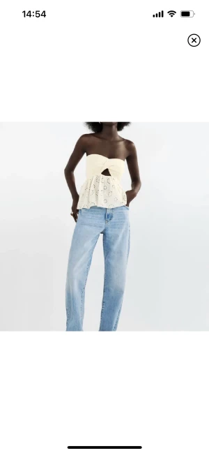 Zara topp - Säljer nu denna supersöta trendiga toppen från zara. Aldrig använd då den inte satt bra på mig. Kontanta för fler bilder.