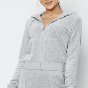 Juicy tröja  - Grå juicy tröja som inte kommer till användning, den har använts ungefär 2 gånger💓inget tecken på användning heller🫶🏻pris kan diskuteras❤️