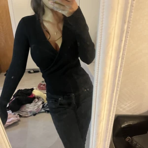 Tröja - Jätte fin tröja ganska tjock material❤️ nyskick förutom att den är lite nopprig men de går ju att ta bort❤️❤️