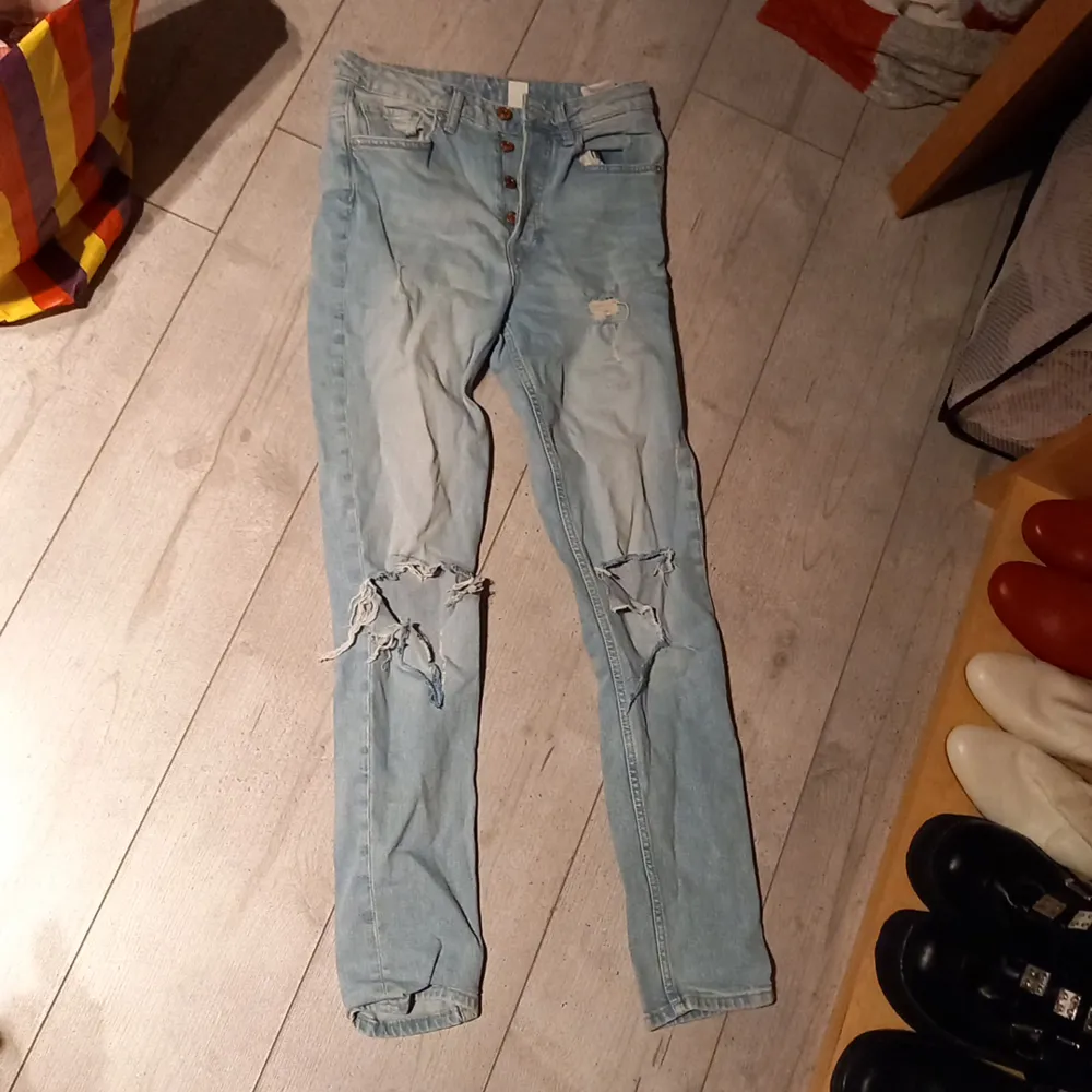 Denim jeans med hål på båda benen. Bra skick. Inga defekter och har fyra funktionella fickor.. Jeans & Byxor.