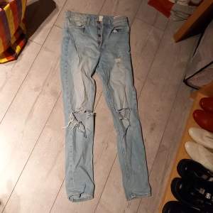 Denim jeans med hål på båda benen. Bra skick. Inga defekter och har fyra funktionella fickor.