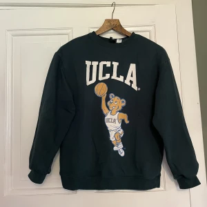 UCLA sweatshirt  - Använd en del men fortfarande i väldigt bra skick och är inte nopprig eller nått! Köparen står för frakt 📦 