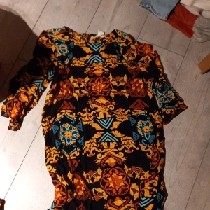 Blus med roligt mönster - Den har en knapp där bak. Inga defekter. Inte använd så mycket. Den e luftig och mysig.