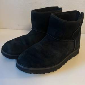 Säljer mina uggs som är ungefär 1 och ett halvt år gamla, använda ett fåtal gånger. Nypris 2200 