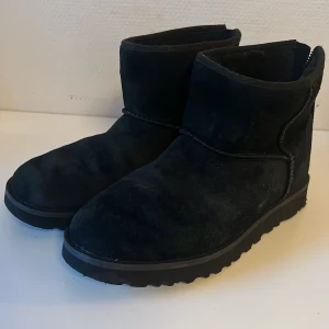 Uggs - Säljer mina uggs som är ungefär 1 och ett halvt år gamla, använda ett fåtal gånger. Nypris 2200 