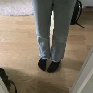 Jeans från Lager 157 - Blåa jeans från Lager 157 i modellen Kick, använda ganska mycket men inget som syns❤️Säljer pga att jag inte använder dem längre, säljer även ett par likadana i svart. High waist och croppade storlek XXS 15 kr💖💖