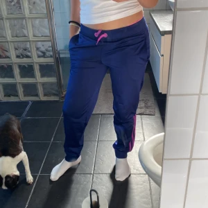 Byxor - Säljer dessa snygga byxor som inte riktigt är min stil😊