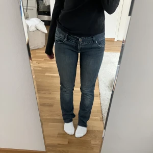 Lågmidjade jeans  - Skick: Mycket bra   Köpte dessa jeansen begagnat och har endast använt ett fåtal gånger. Jeansen är lågmidjade och dragkedja såväl som knappar är i mycket bra skick. 