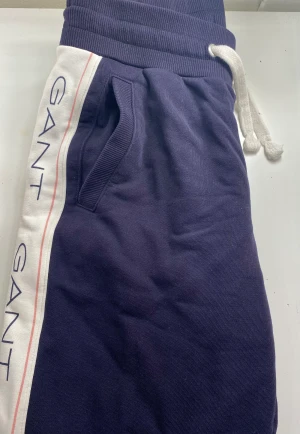 Gant mjukisbyxor  - Jätte söta mjukisbyxor från Gant. Inköpta på kidsbrandstore och är i åldern 16 som det står. Hela setet ingår sjävklart i priset så tröjan är med. Dom är knappt använda då det inte passade mig 