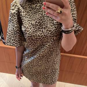 Leopardmönstrad glitter klänning från Zara, storlek s. Aldrig använd. Köparen står för frakten 