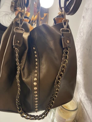 Brun handväska  - Säljer min suuuper snygga handväska som är från en spansk marknad. Den är så himla fin men måste försöka bli av med lite väskor då jag samlar på mig för mycket av dom. 