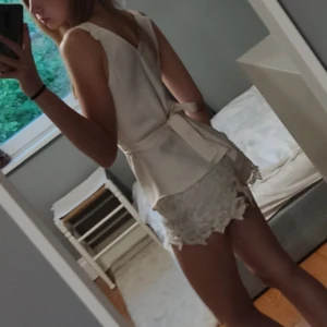 Topp - Fin topp från Zara. Har inte toppen just nu men är ganska säker på att den är i storlek XS. Perfekt till sommaren. Knyts i bak som en extra detalj. Ljusrosa/ljusbeige/krämvit färg. (Pris går att diskutera) Använd inte köp nu