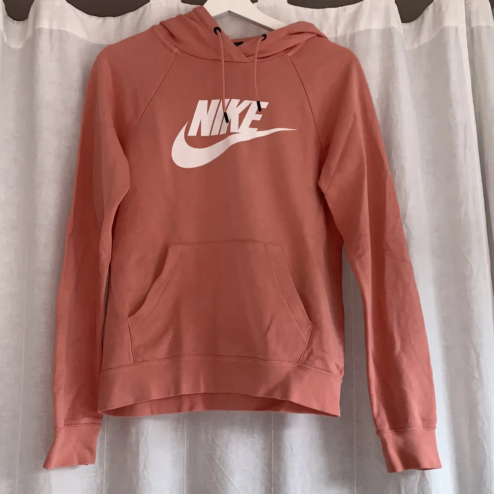 En rosa Nike hoodie köpt för ca två år sedan💕 orginalpris 300kr💕. Hoodies.