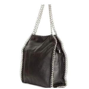 Jätte fin Tiamo väska, som ny. Kostar 599kr ny men säljer för 350. Super rymlig väska med bra fack i.  !!KÖP DIREKT FÖR 400!!