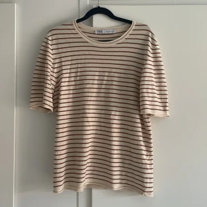 Zara topp - Beige topp med bruna ränder från zara! Aldrig andvändning och köpt förra året. 🤍 storlek L men sitter mer som en S 👍🏼 stickat material (ungefär)