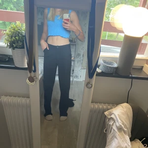 Blå sommartopp - Jättefin topp från Vero Moda med resår. Resåren på sidan är lite uttöjd men inget som märks av tydligt.  Storleken är S men skulle nog passa M också Säljer för att den aldrig kommer till användning