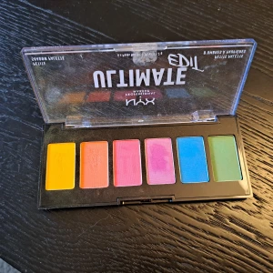 Eyeshadow palette  - ögonskuggspalett från NYX i pride-färger🌈 Har inte använt alla färger och de ja använt är väldigt sparsamt.