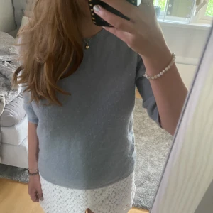 Stylein stickad t-shirt - Soft goat liknande tröja!🫶🏼 Den är ljusblå men av någon anledning ser den grå ut på bilderna. Nypris 1849 kr