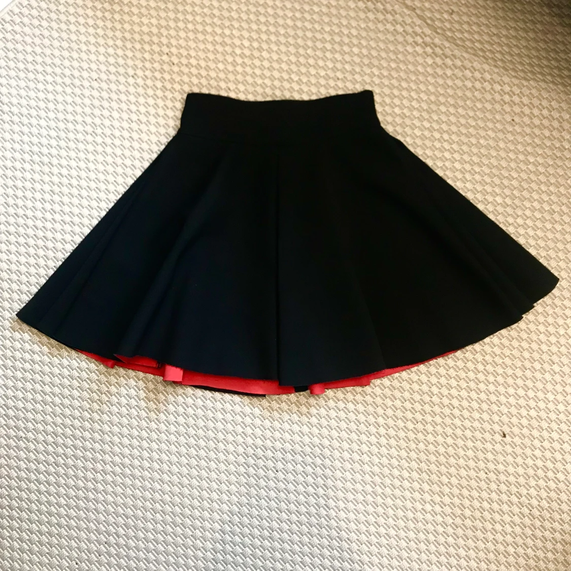 Snygg kjol med röd insida - 90