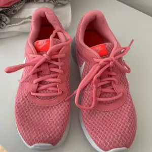 Nike sneakers rosa i storlek 38 . Skicket är som nytt lite smuts under sulorna annars inget smuts eller märken . Använda ett fåtal gånger tyvärr för små för mig 
