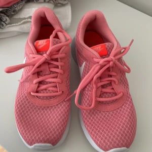 Nike 38 rosa  - Nike sneakers rosa i storlek 38 . Skicket är som nytt lite smuts under sulorna annars inget smuts eller märken . Använda ett fåtal gånger tyvärr för små för mig 