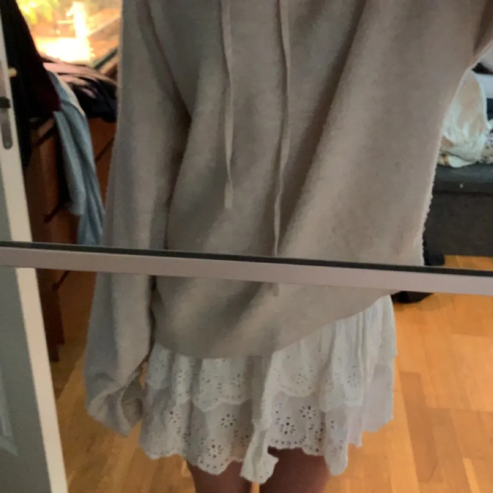 Säljer min vita jättefina kjol från Lindex, den är knappt använd då den är för stor! Storlek S, köpte för ca 349kr och säljer för 129kr 💞. Kjolar.