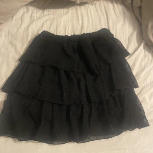 Kjol  - Svart volang kjol från shein 