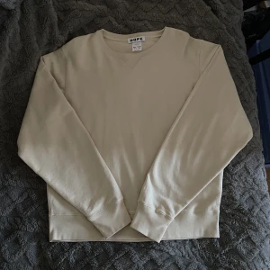 Hope sweatshirt - En ljusbeige sweatshirt från Hope, använd fåtal gånger, gott skick! 