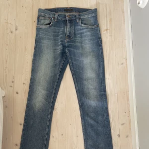 Nudie jeans - Grim Tim  - Jeans i modellen Grim Tim (slim fit) från Nudie Jeans. Sparsamt använda och får små för mig. 30/32