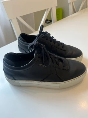Axel Arigato skor - Säljer mina Axel Arigato skor i läder, storlek 39 och inte så värst använda! Frakt tillkommer:)