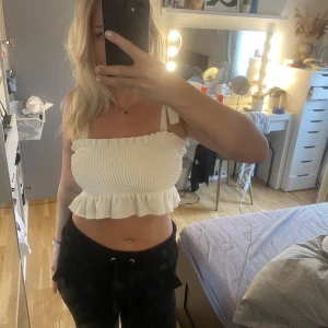 Söt topp - söt vit topp man kan välja själv hur den ska sitta genom att knyta om banden på axeln❤️