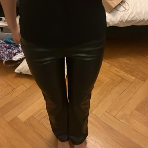 Zara skinnbyxor - Säljer dessa skinnbyxor från zara som inte kommer till användning längre❤️