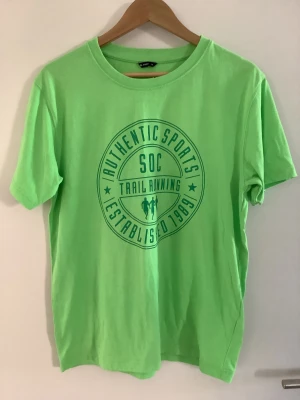 T-shirt stadium medium  - Soc Stadium  En liten nötning vid halsen. Medium 