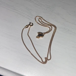 Guld halsband med hängsmycke - Guldhalsband med en bil på. Fint skick och har förvarnats i en ask.