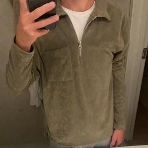 Half zip frottétröja - Säljer min half zip frotté tröja från Brothers. Har använts en gång, så nästan helt ny. Nypris är 650kr. Färgen på tröjan är oliv/grön. Skriv vid funderingar.