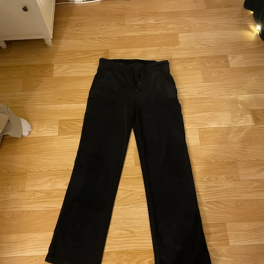 Svarta mjukisbyxor från lager 157😚 sitter fint i rumpan😻 supersköna❤️fickor både fram och bak😚. Jeans & Byxor.