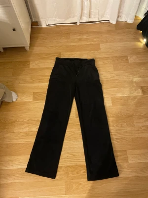 Svarta mjukisbyxor - Svarta mjukisbyxor från lager 157😚 sitter fint i rumpan😻 supersköna❤️fickor både fram och bak😚