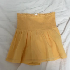 Orange topp utan band -   topp utan band från Gina knappt använd 