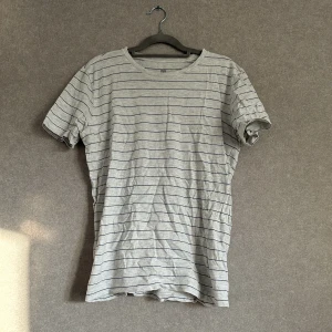 t-shirt - randig t-shirt från h&m. inga defekter.