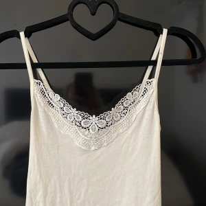 Spets linne - Vitt spetslinne från vero Moda, storlek xs/s, Frakt tillkommer 🙌 Paketpris är möjligt. Kolla in andra kläder i profilen så fixar vi en super deal 🥰
