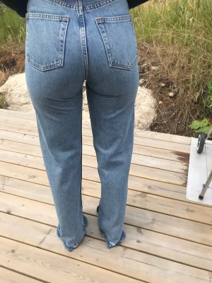 Jeans - Använda ett fåtal gånger. Storleken är st. 26 = 160/164 cl = XS. En tråd har lossnat i nederkant ( se sista bilden). Jeansen är för övrigt som nya. Därför säljer jag jeansen för endast 40kr.