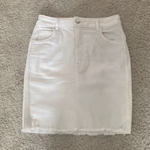 söt vit jeans kjol 🤍 - säljer denna super söta jeans kjolen då den är för liten för mig 🤍kmr inte ihåg vart ifrån den kom eller hur mkt den kostade så priset kan såklart diskuteras!!💗💗skriv privat för fler bilder eller intresse!🫶