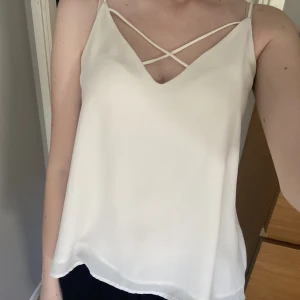 Linne i blusmaterial - Jättefint linne i blusmateral!💗 Bra skick!!