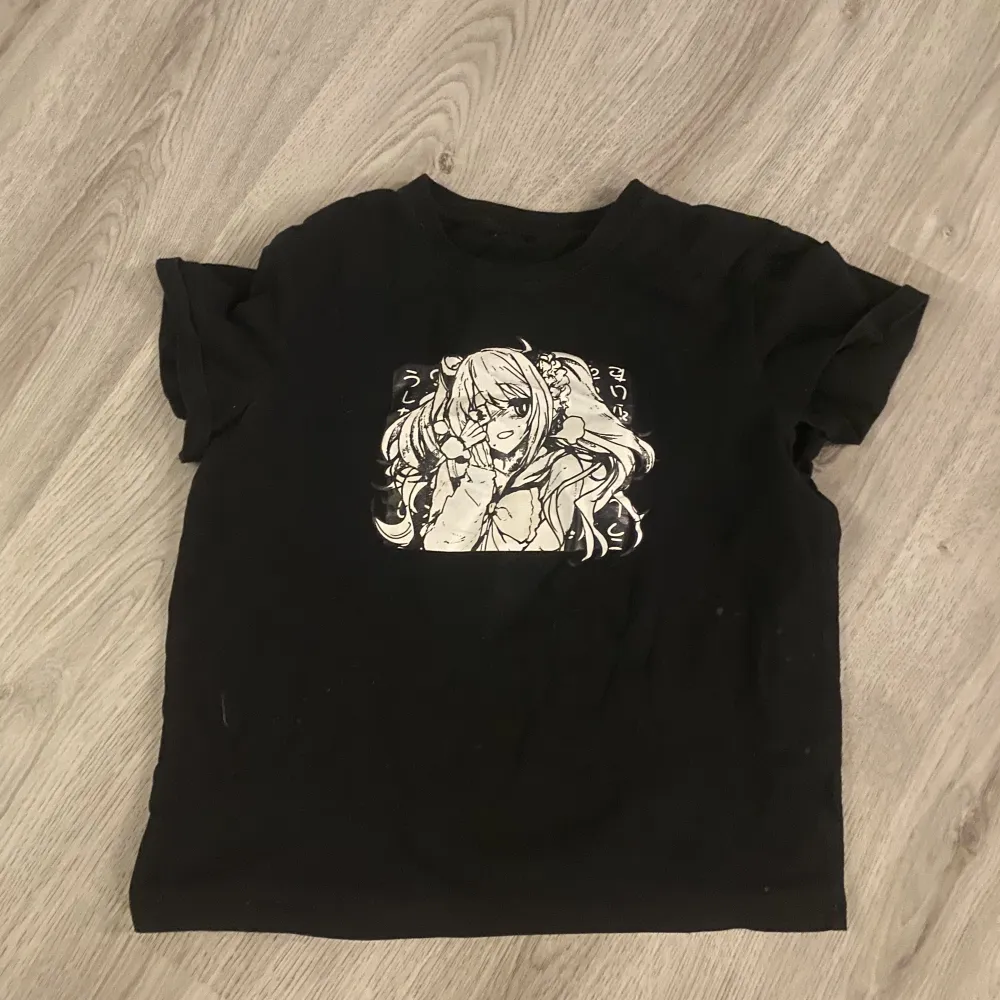 anime t shirt, storlek står inte men passar xs/s. T-shirts.