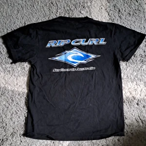 Tshirt  - Tshirt med tryck. Ingen storleksmärkning men uppskattad s-m. Vid frågor skicka pm. Pris är diskuterbart. Köparen står för frakten. Ansvarar inte för paketet under frakt. 