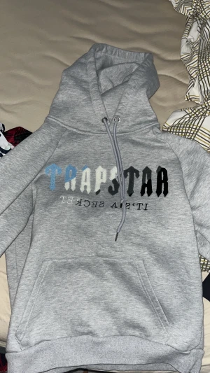 Trapstar Tracksuit - Hej säljer min trapstar dress då den är lite för stor för mig, den är använd Max 2 ggr. Inga fläckar eller skador bara att en metall grej på koftan och byxan har trillat av under tvätt. Storlek S kan även passa M 