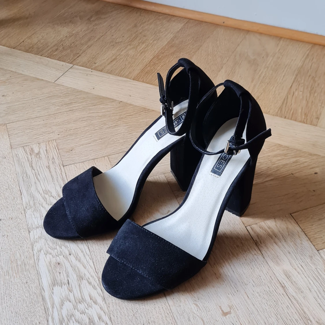 Nelly svarta klackar