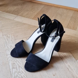 Nelly svarta klackar - Supersnygga svarta klackar i mockaimitation från Nelly i stl 36💓Endast använda en gång, är som nya! 