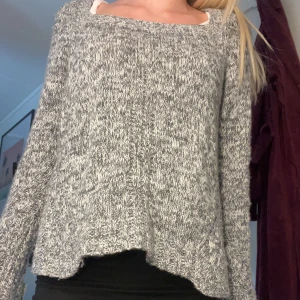 Stickad Odd molly tröja - Säljer denna stickade Odd molly tröjan med ett tryck längst upp bak på ryggen. Bra skick och aldrig använd.❤️ köpt secondhand för 350