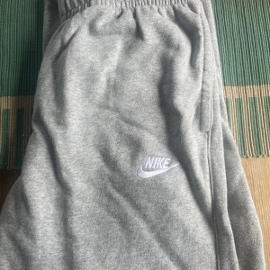 Nike mjukisbyxor  - Oanvända Nike mjukisbyxor i storlek S! skriv för mer info och fler bilder💕